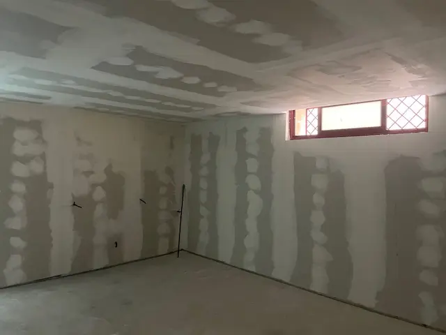 Interior renovado de un local comercial