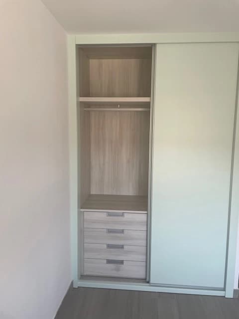 Armarios empotrados a medida en Granada con carpintería personalizada y acabados premium