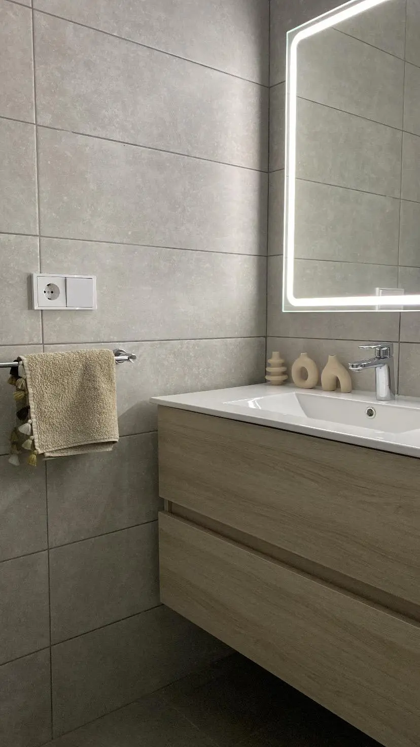 Baño reformado en Granada con máximo confort y equipamiento completo