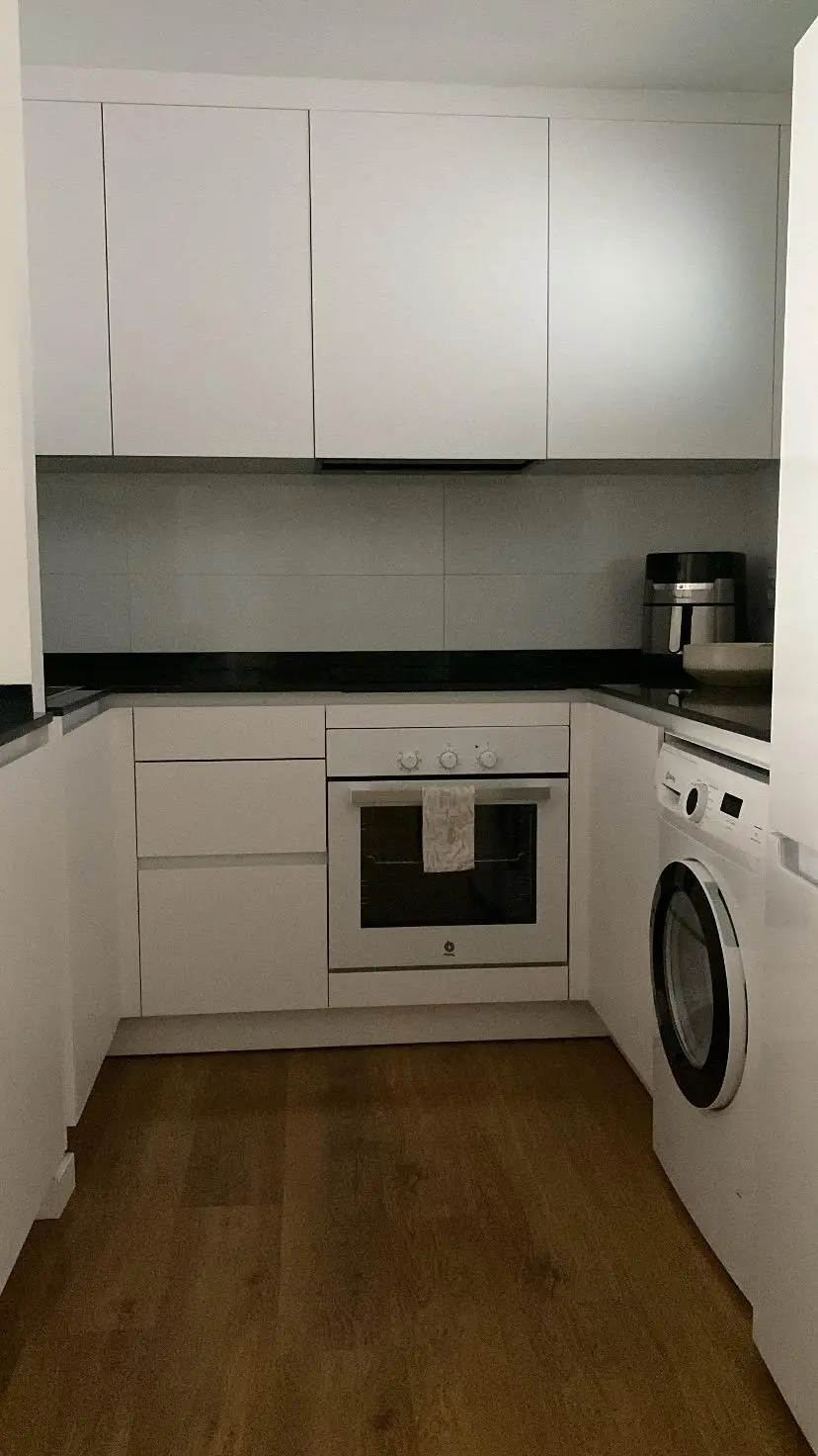 Cocina reformada en Granada con acabados renovados