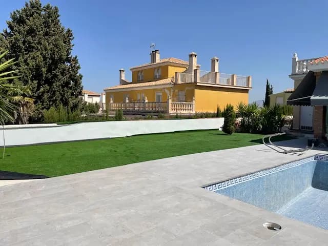 Renovación de gresite en piscina de Granada