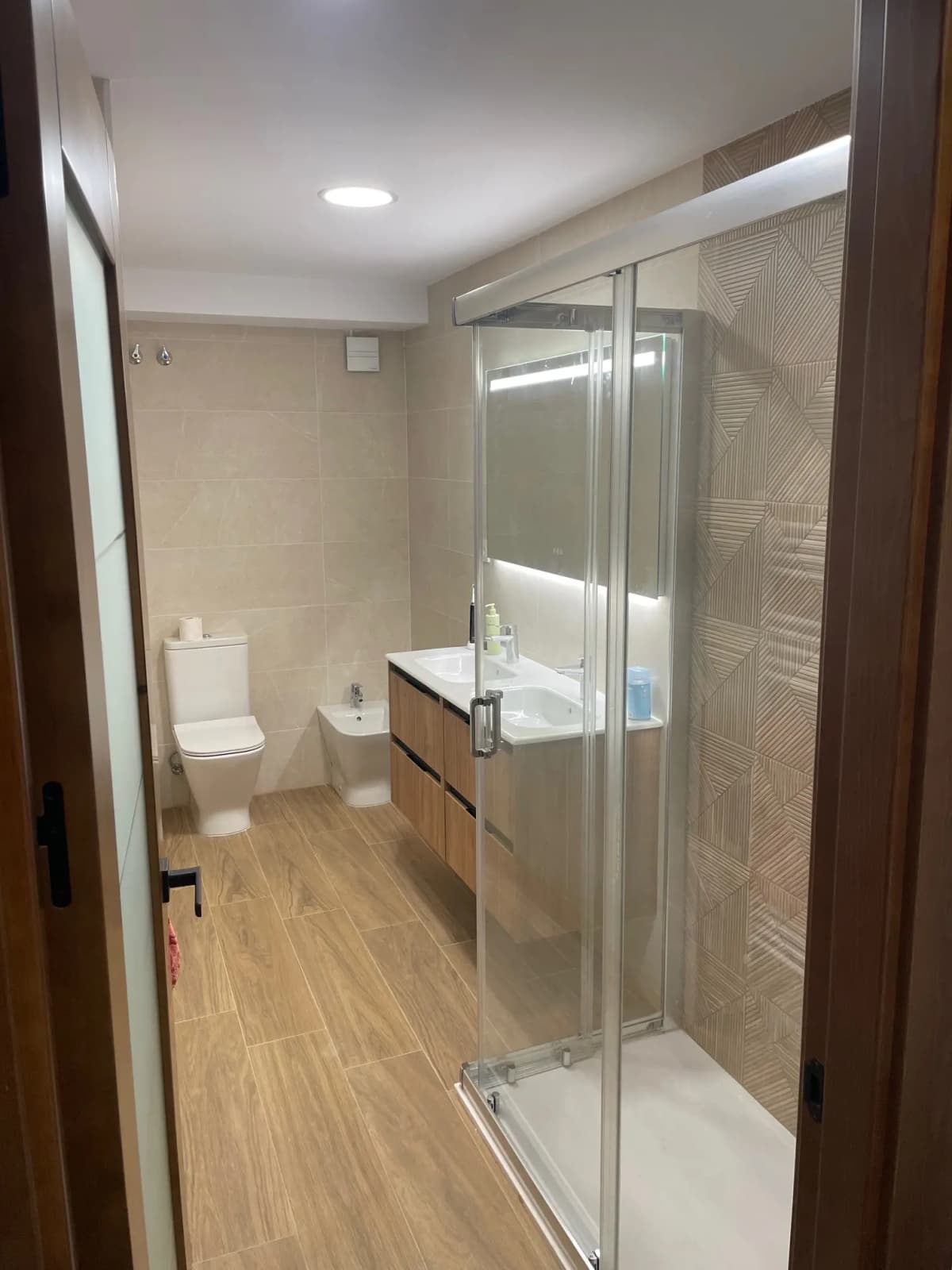 Plato de ducha moderno en baño reformado Granada