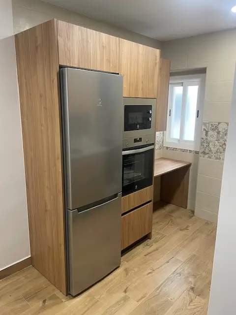 Reforma de cocina moderna en Granada con isla central y diseño contemporáneo