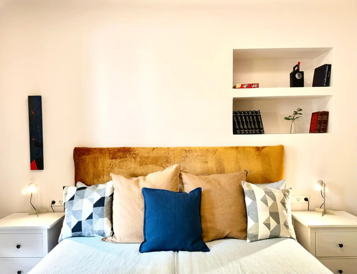 Reforma de dormitorio en Granada con espacio optimizado y acabados de calidad