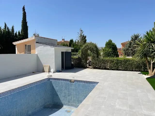 Reforma de piscina con iluminación LED RGB en Granada con sistema completo de depuración