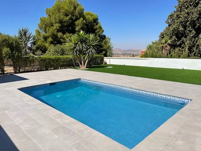 Reforma de piscina premium en Granada con gresite azul mediterráneo e impermeabilización certificada