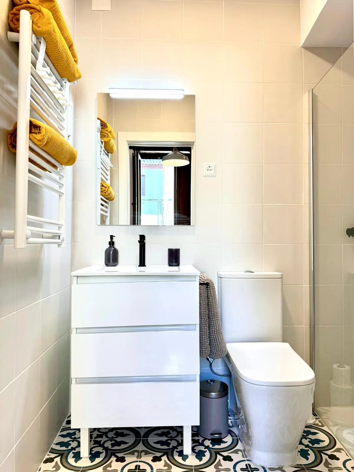 Baño reformado en Granada con plato de ducha y revestimientos renovados