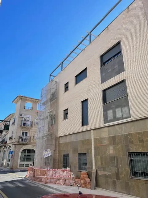 Trabajos de rehabilitación exterior en una comunidad de Granada