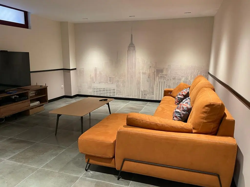 Reforma de salón moderno en Granada con ambiente acogedor y diseño actual