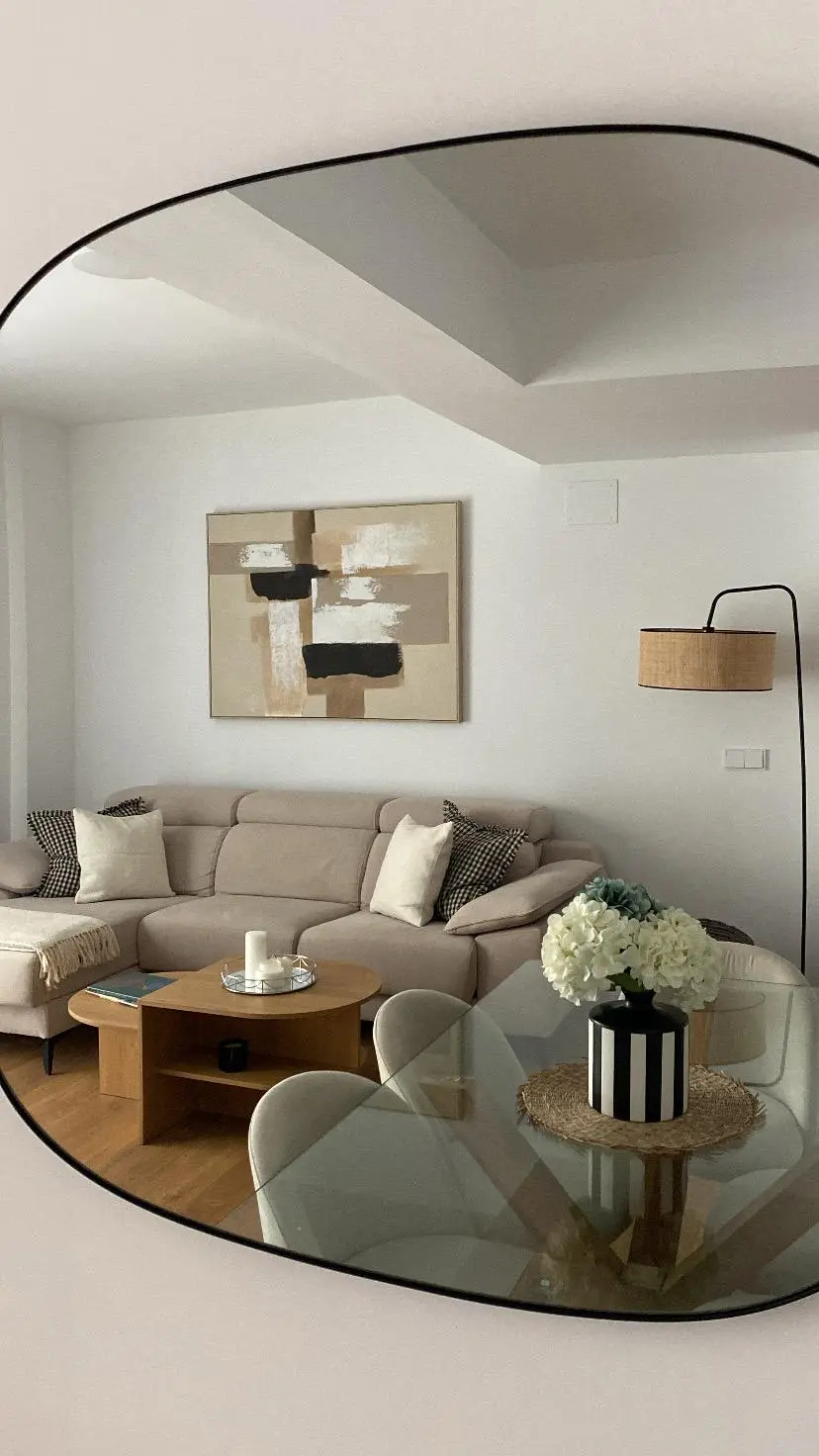 Salón reformado en Granada con espacio renovado y acabados modernos